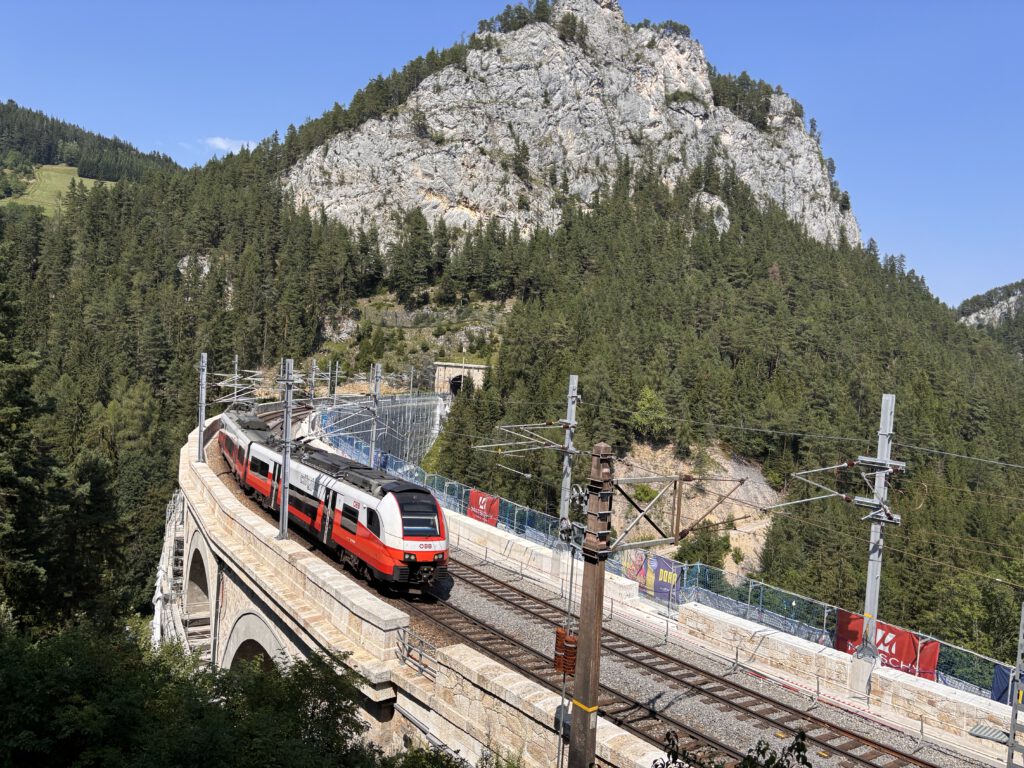 Regionalzug auf der kalten Rinne
